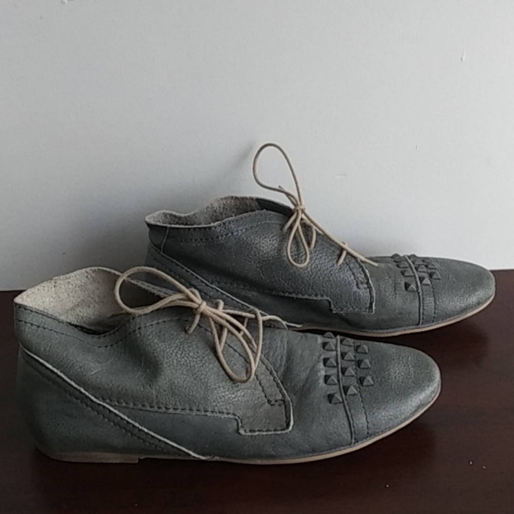 EUC 39 Liebeskind Distressed Grey Studded Shoes